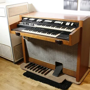 Hammond organ M-102 and speakers Leslie 760