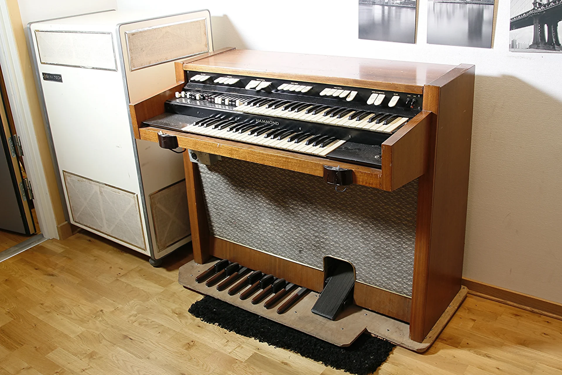 Hammond organ M-102 and speakers Leslie 760